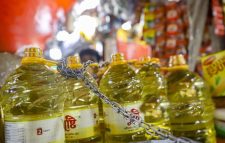 সিলেটে সয়াবিন তেলের বোতলে শেকল!