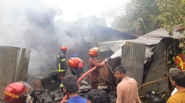 কুলাউড়ায় রেল কলোনিতে তিনটি পরিবারের প্রায় ২ লক্ষ টাকার মালামাল পুড়ে ছাই