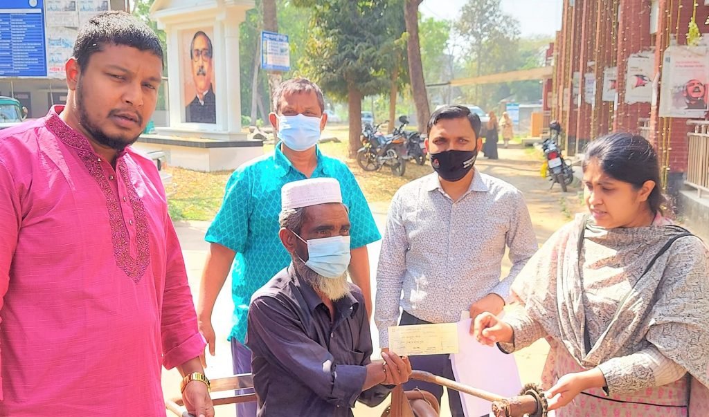 ১৫ জন ভিক্ষুককে ৩ লক্ষ টাকা নগদ অর্থ প্রদান