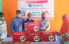 বারাকা ওয়েলফেয়ার ওরগ্যানাইজেশন ইউকে উদ্যোগে সেলাই মেশিন বিতরণ