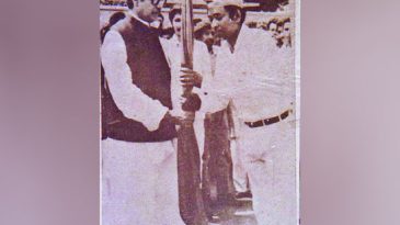 ২৩শে মার্চ প্রথম আনুষ্ঠানিক পতাকা উত্তোলন