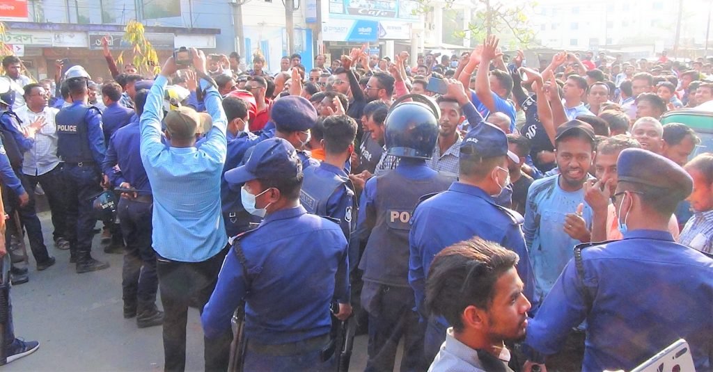 পুলিশের বাধাঁয় বিক্ষোভ মিছিল পন্ড জেলা যুবদলের
