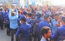 পুলিশের বাধাঁয় বিক্ষোভ মিছিল পন্ড জেলা যুবদলের