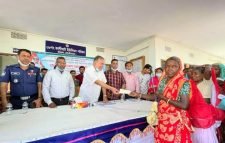 শ্রীমঙ্গলে চা শ্রমিকদের মাঝে চেক বিতরণ