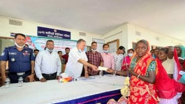 শ্রীমঙ্গলে চা শ্রমিকদের মাঝে চেক বিতরণ