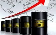 তেলের দাম সপ্তাহে বেড়েছে ২৫%