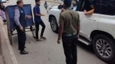 রাস্তায় ভ্যান চালককে লাঠি দিয়ে পেটালেন মেয়র!