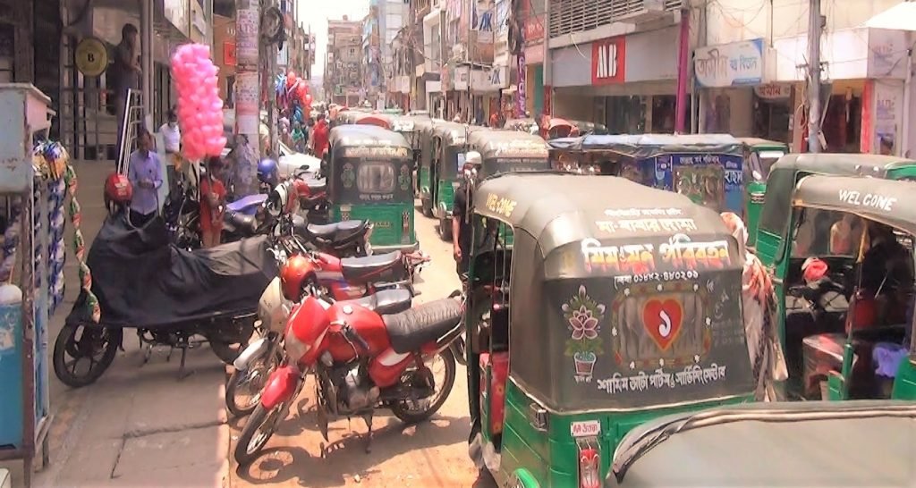 মৌলভীবাজারে অবৈধ দখলে বড় সড়কগুলো দিন দিন ছোট:  ভোগান্তিতে পড়ছেন জনসাধারণ