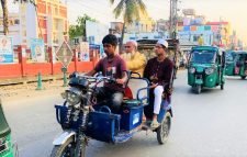 ব্যাটারিচালিত অটোরিকশা চালাচ্ছে ৮ থেকে ১৪ বছর বয়সী শিশু কিশোররা