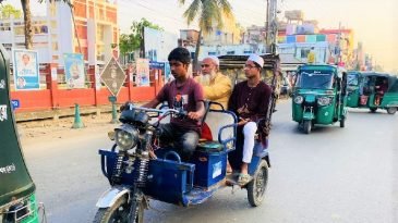 ব্যাটারিচালিত অটোরিকশা চালাচ্ছে ৮ থেকে ১৪ বছর বয়সী শিশু কিশোররা