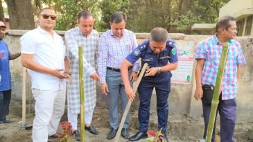 হাসপাতালের সামনে পৌরসভার উদ্যেগে ফুলের বাগান