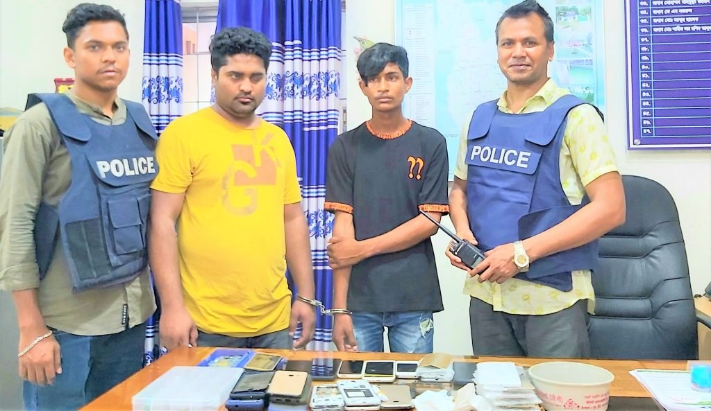 সিন্দুরখান রোড এলাকা থেকে মোবাইল চোর চক্রের দুই সদস্যকে গ্রেফতার