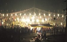 থাবল চুম্বা রোমাঞ্চকর নৃত্য ছিলো তরুণ তরুণীরা