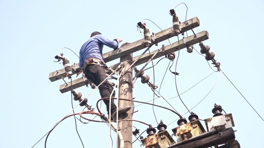 মৌলভীবাজারে ঘুষ বাণিজ্য বিদ্যুৎ অফিসে: জেলা জুড়ে চরম দূর্ভোগ  বিদ্যুৎ গ্রাহকরা
