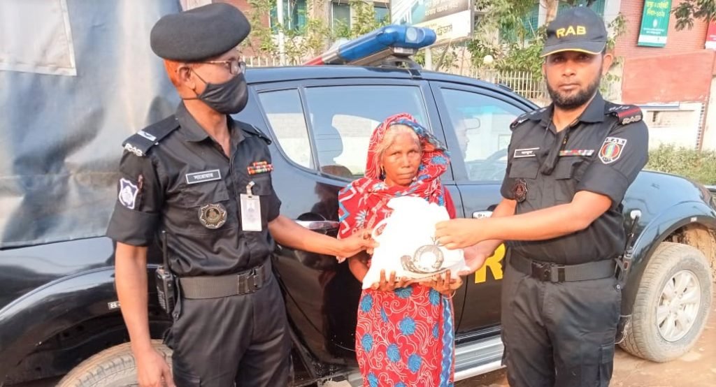 অসহায়দের মাঝে এই  ঈদ উপহার বিতরণ র‌্যাব-৯