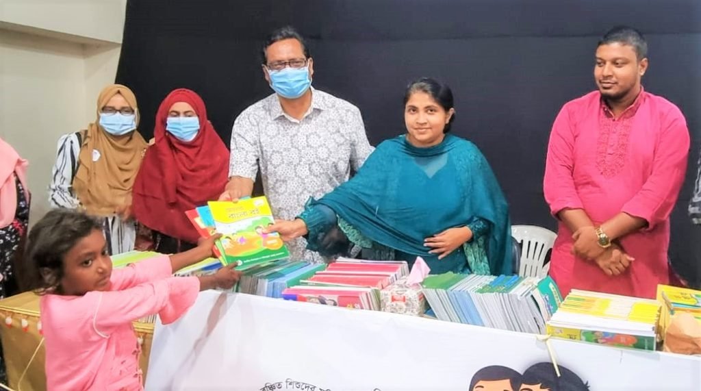 পথ শিশুদের পবিত্র রমজান উপলক্ষে ক্লাস ওয়ান থেকে পঞ্চম শ্রেনী পযর্ন্ত বই উপহার