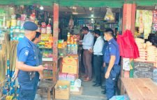 অতিরিক্ত মূল্যে ভোজ্যতেল বিক্রির অভিযোগে জেলা প্রশাসনের মোবাইল কোর্ট