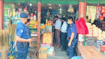 অতিরিক্ত মূল্যে ভোজ্যতেল বিক্রির অভিযোগে জেলা প্রশাসনের মোবাইল কোর্ট