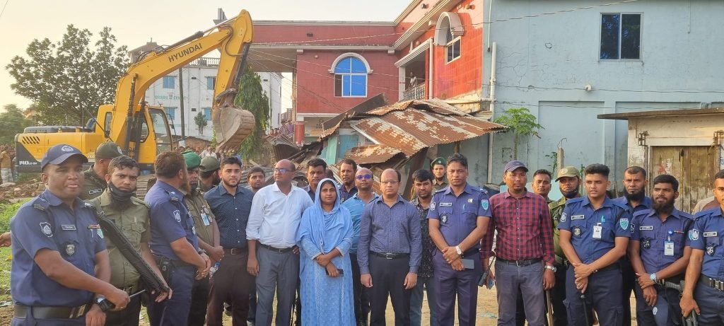 শেরপুরে সড়ক ও জনপথের ৫ একর জায়গা থেকে ২শতাধিক দোকান উচ্ছেদ