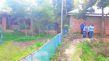 রাস্তায় জোরপূর্বক বেঁড়া : দুই পরিবারের চলাচলে প্রতিবন্ধকতা