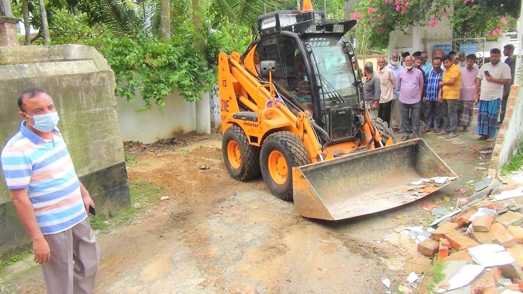 দেওয়াল ভেঙে রাস্তা প্রশস্তকরণের কাজ শুরু