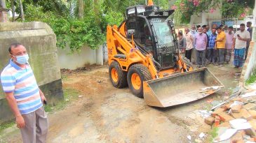 দেওয়াল ভেঙে রাস্তা প্রশস্তকরণের কাজ শুরু