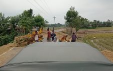 সরকারি সড়ক বন্ধ রেখে ধান মাড়াই,খড় শুকানো,ধান শুকানোর অভিযোগ