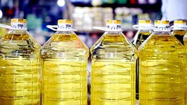 ভোজ্য তেল বিক্রির ঘোষণা দিয়ে হঠাৎ বন্ধ ঘোষণা টিসিবি‘র