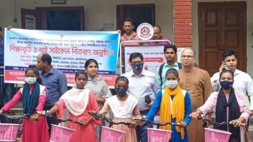 মৌলভীবাজার ছাত্র-ছাত্রীদের মাঝে শিক্ষাবৃত্তি ও সাইকেল বিতরণ