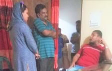 নারীসহ মদ্যপ অবস্থায় সমাজসেবা কর্মকর্তাকে হাতেনাতে ধরা