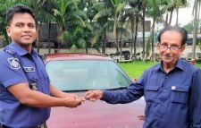 সদর থানায় চোরাইকৃত প্রাইভেট কার উদ্বার করে প্রকৃত মালিকের কাছে হস্তান্তর