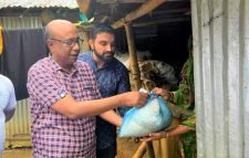 কুলাউড়া এলাকায় বন্যায় ক্ষতিগ্রস্থ  পরিবারের মাঝে ৩০০ প্যাকেট শুকনো খাবার বিতরণ