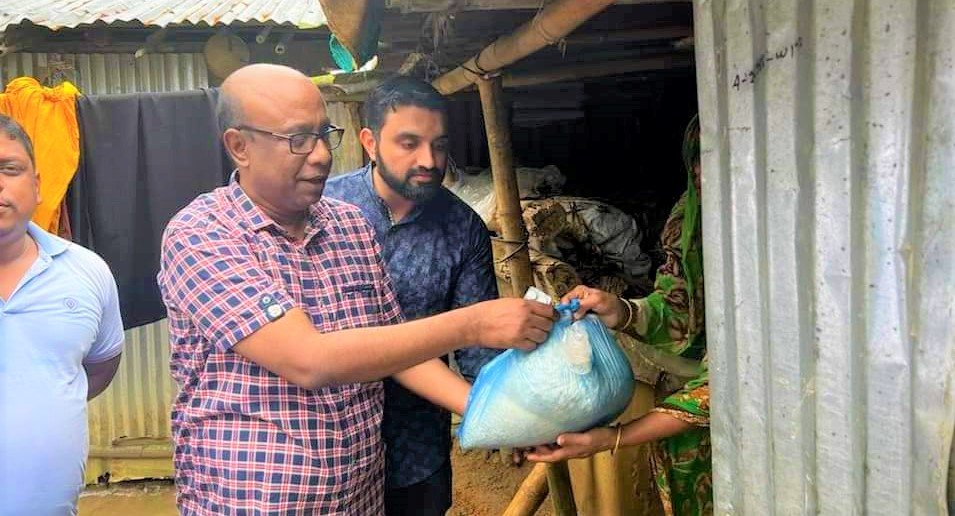 কুলাউড়া এলাকায় বন্যায় ক্ষতিগ্রস্থ  পরিবারের মাঝে ৩০০ প্যাকেট শুকনো খাবার বিতরণ