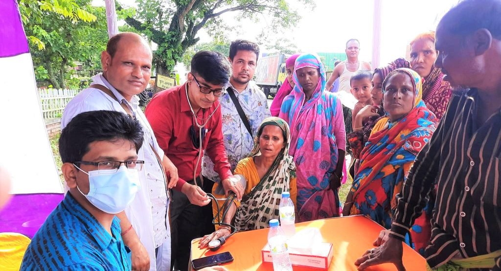 পৌর মেয়র ফজলুর রহমানের উদ্যোগে বন্যার্থ মানুষের মধ্যে ফ্রি মেডিকেল ক্যাম্প