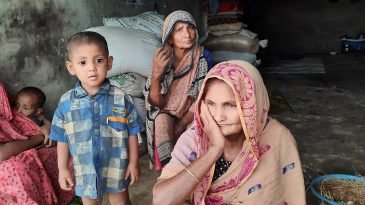 মৌলভীবাজারে আড়াই লক্ষ মানুষ পানিবন্ধি:মনুনদীর পানি বিপদসীমার উপর দিয়ে প্রবাহিত 