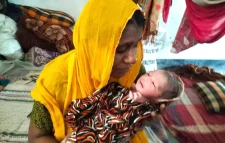 আশ্রয়কেন্দ্রে আলেখার কোলজুড়ে এল ‘প্লাবন’