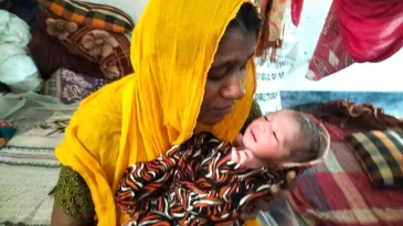 আশ্রয়কেন্দ্রে আলেখার কোলজুড়ে এল ‘প্লাবন’