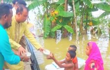 পৌরসভার উদ্যোগে বানভাসি ১২শ মানুষের মাঝে রান্না করা খাবার বিতরণ