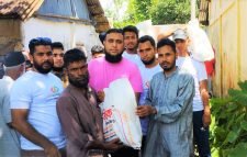 বন্যার্তদের ঘরে ঘরে খাবার পৌঁছে দিচ্ছে বন্ধন