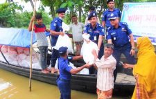 মৌলভীবাজারে বন্যার্তদের মধ্যে বাংলাদেশ পুলিশের আইজিপি এর পাঠানো ত্রাণ সামগ্রী বিতরণ
