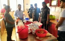 কুলাউড়ায় ফুড কেয়ার রেস্টুরেন্টে বিক্রি হচ্ছে বাসি খাবার, জরিমানা