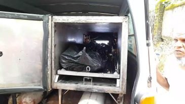 ফেসবুকে লাইভ করা নয়নের বাড়ীতে লাশ পৌছালে শোকের ছায়া নেমে আসে