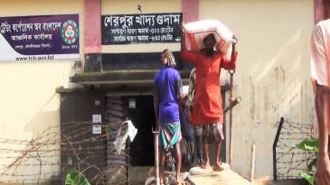 মৌলভীবাজারে খাদ্য গুদামে বন্যার পানি প্রবেশ, বানবাসী মানুষের দুর্ভোগ বাড়ছে