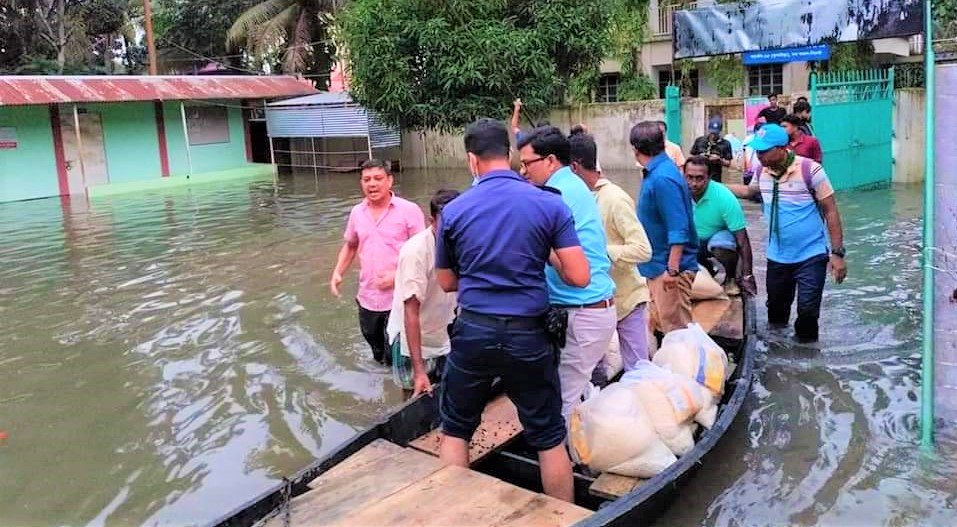 কুলাউড়ায় বন্যার্তদের মাঝে জেলা প্রশাসকের ত্রাণ বিতরণ