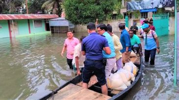  টানা বর্ষণ ও উজান থেকে নেমে আসা পাহাড়ি ঢলে ক্ষতিগ্রস্ত অসহায় মানুষের মাঝে ত্রাণ সামগ্রী বিতরণ করেছেন জেলা প্রশাসক মীর নাহিদ আহসান