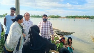 প্রধানমন্ত্রীর নির্দেশে দুর্যোগের শুরু থেকেই বানভাসি মানুষের পাশে এসে দাঁড়িয়েছেন জেলা প্রশাসক মীর নাহিদ আহসান