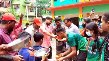 বাসদ সিলেট জেলা শাখার উদ্যোগে বন্যা কবলিত মানুষের মাঝে খাদ্য বিতরণ