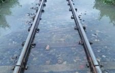 কুলাউড়ায় রেললাইনে বন্যার পানি, সারাদেশের সাথে  রেল যোগাযোগ বিচ্ছিন্ন হওয়ার ঝুঁকিতে পড়ার আশঙ্কা