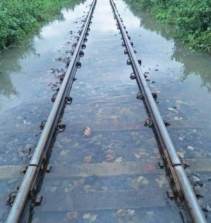 কুলাউড়ায় রেললাইনে বন্যার পানি, সারাদেশের সাথে  রেল যোগাযোগ বিচ্ছিন্ন হওয়ার ঝুঁকিতে পড়ার আশঙ্কা