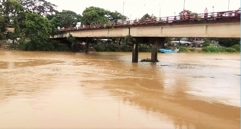 মুষলধারে বৃষ্টি, মনু নদের পানি দেখতে ভিড়